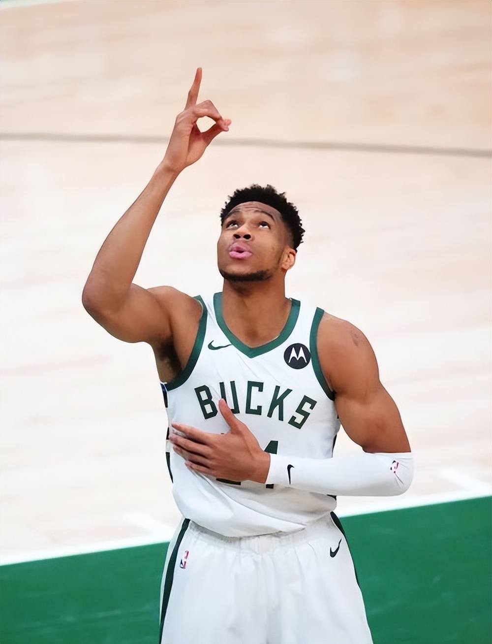 气坏了！沈梓捷补防被吹犯规抱怨绕场 犯满离场（怒火难平！沈梓捷补防被判犯规边走边抱怨 6犯毕业离场）