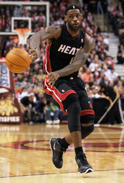 中超俱乐部欠薪问题严峻，准入审核难度大，职业化进程仍不完善。（中超俱乐部欠薪普遍，准入门槛提升，职业化建设仍待完善）