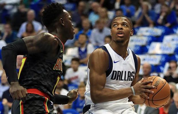 每体：部分法兰克福球迷在诺坎普闹事，向巴萨球迷投掷照明弹（每体：诺坎普发生冲突，部分法兰克福球迷向巴萨球迷投掷照明弹）