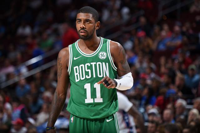 格林单节三分5投4中，雄鹿狂轰9记三分，客场4分领先（格林单节外线火热5中4，雄鹿飙进9记三分，客场领先4分）