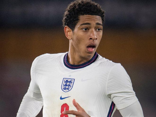 皮亚尼奇重返尤文训练基地，与斯帕莱蒂、基耶利尼合影（皮亚尼奇回到尤文训练基地，与斯帕莱蒂、基耶利尼合影留念）