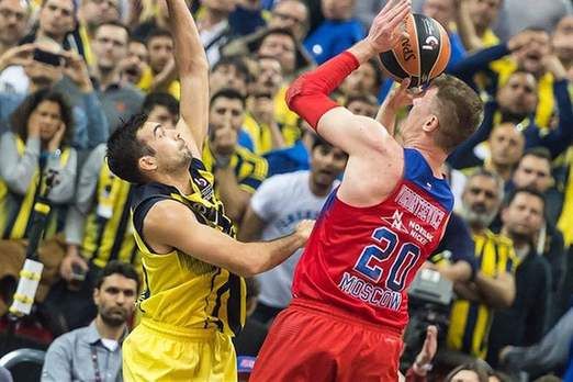 给爷整笑了，曼奇尼假意亲吻布鲁马多，将布鲁马多逗笑（这一幕笑翻了：曼奇尼作势亲吻布鲁马多，逗得对方当场大笑）