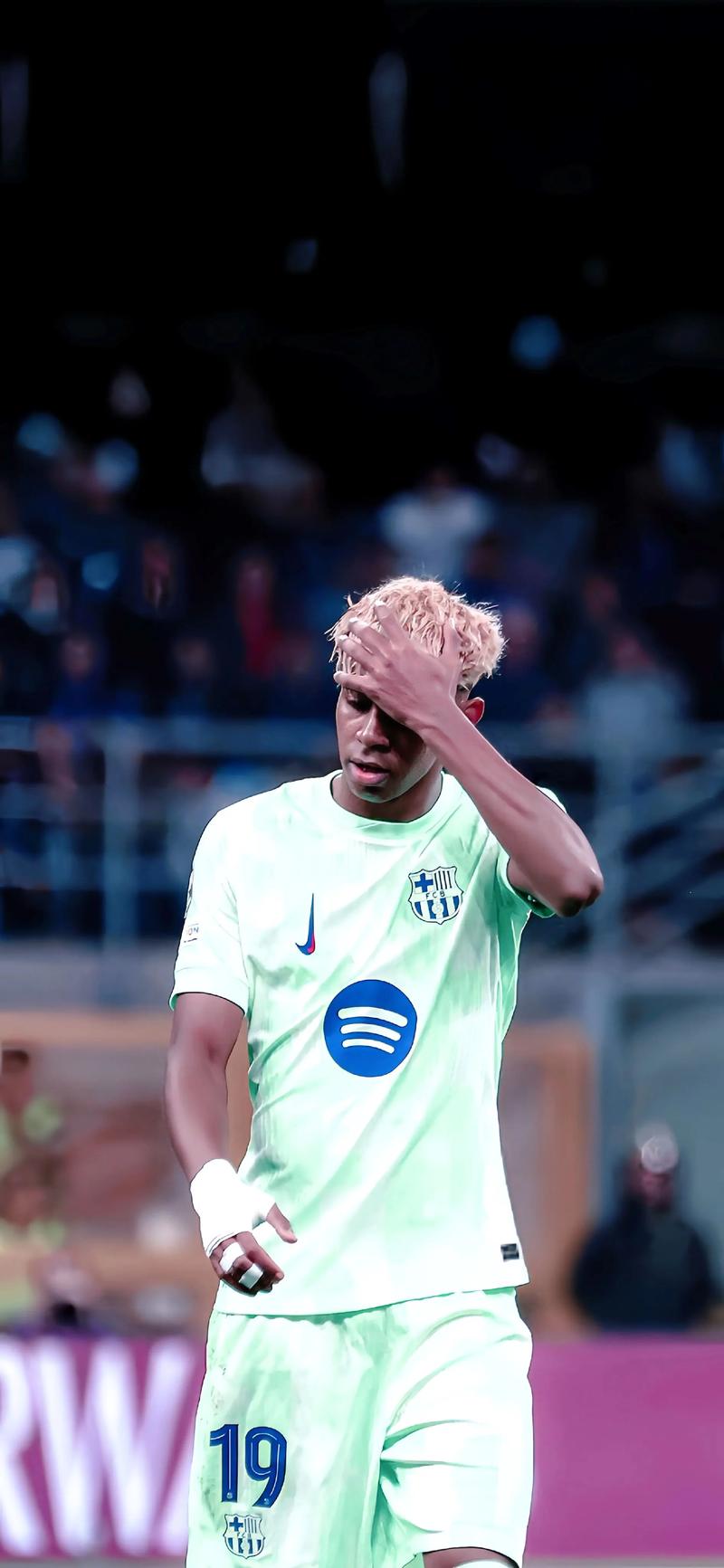 这队踢得像一台机器（这支球队像精密机器般运转）