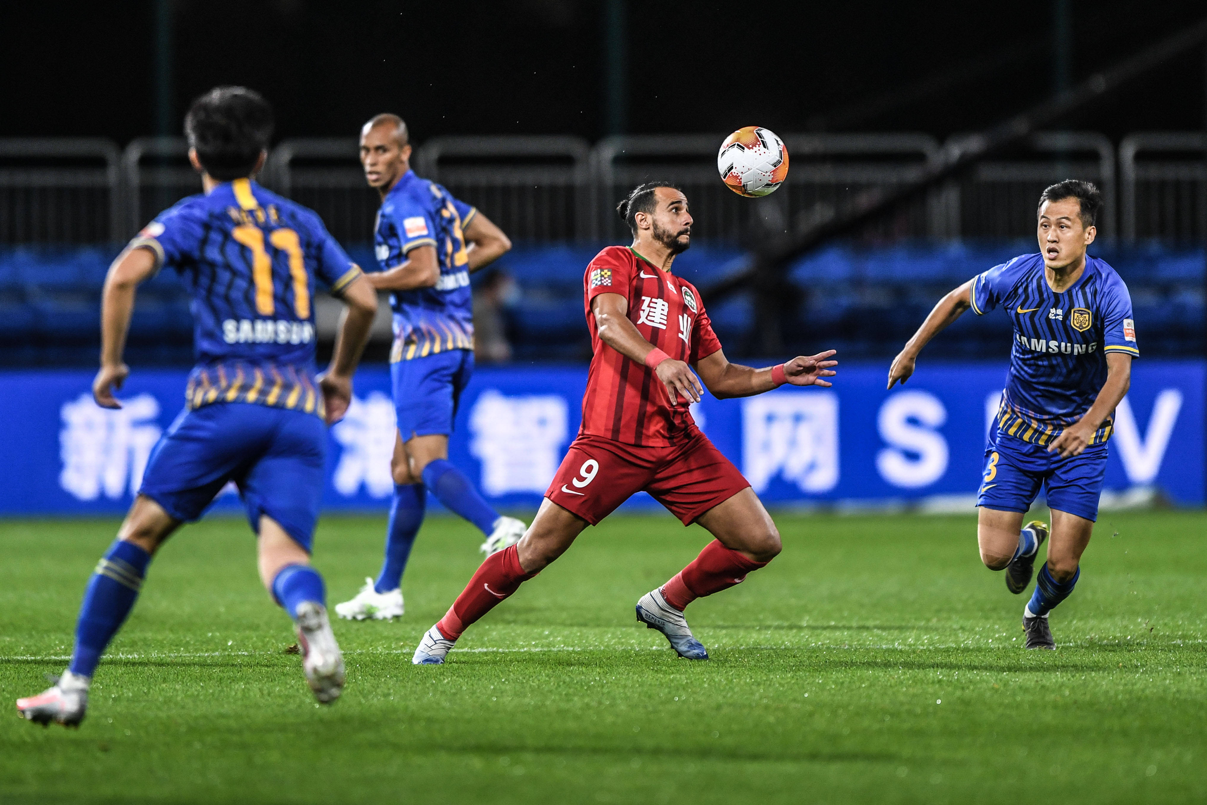 荷兰vs立陶宛：范戴克、德利赫特、哈维-西蒙斯首发（荷兰对阵立陶宛：范迪克、德里赫特、哈维-西蒙斯领衔首发）