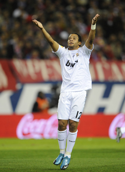 回顾曼联vs樱桃争议判罚：塞梅尼奥“锁喉”仅染黄，疑似多次手球（曼联对樱桃判罚惹争议：塞梅尼奥“锁喉”仅黄牌，多次疑似手球成焦点）