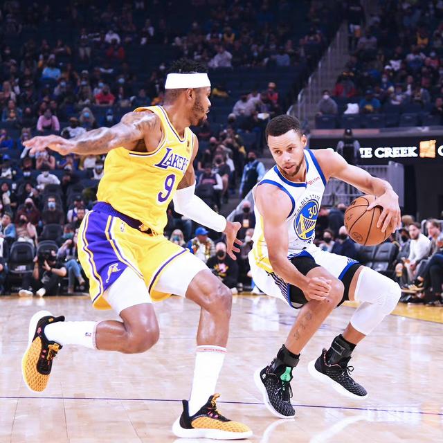 球星突破防线制造绝佳机会（球星强突撕裂防线创造黄金机会）