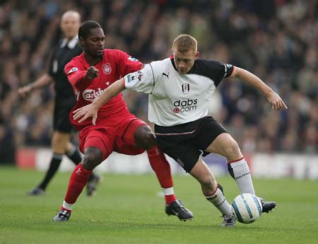 利物浦“红箭三侠”再度合体光芒四射（利物浦红箭三侠重聚 火力全开）